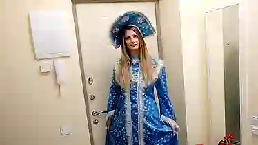 Новогодний подарок от снегурочки в виде секса домашнего, где краля визжит