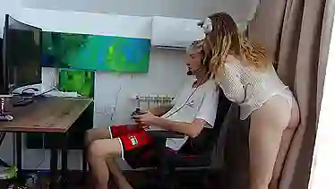 Геймера ничем не отвлечь от игр, и только мокрая писька девушки отрывает от монитора