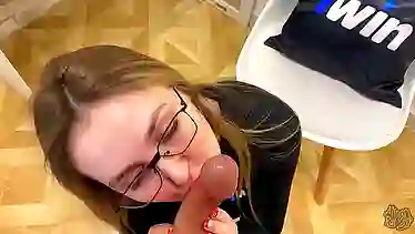 Жопастую кралю в очках хорошенько трахнул, когда та примеряла купальник черный