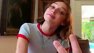 Худенькая жена хочет секса и просит муженька дать сосать хуй перед ебаловом