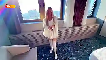 Дурочка блондинка не рассчитала финансы и теперь расплачивается сексом за проживание