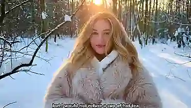 Пригрел заблудившуюся красавицу, за что в благодарность получил секс от куколки