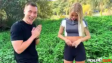Спорти сучка с чехом занимается сексом с парнем пикапером, подставляя попку голую